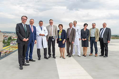 Landesräte und Mitarbeiter des AUVA-UKH sowie der AUVA-Landesstelle Graz am Hubschrauberlandeplatz